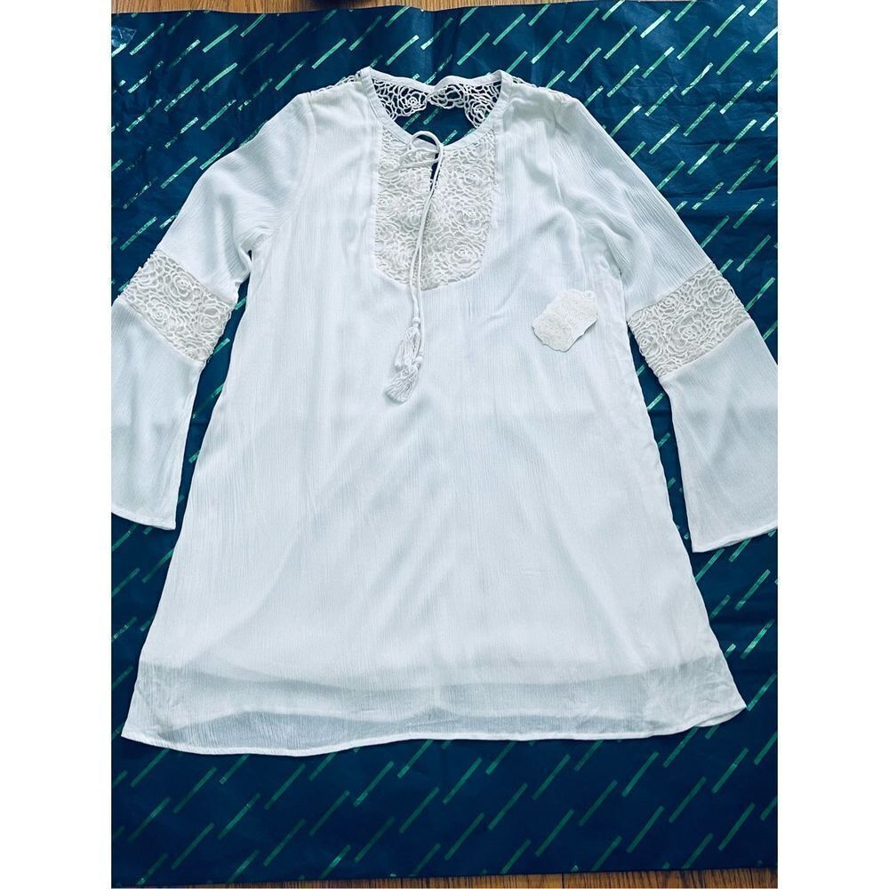 NEW WITH TAG Altar’d State lace and white feminine top size M